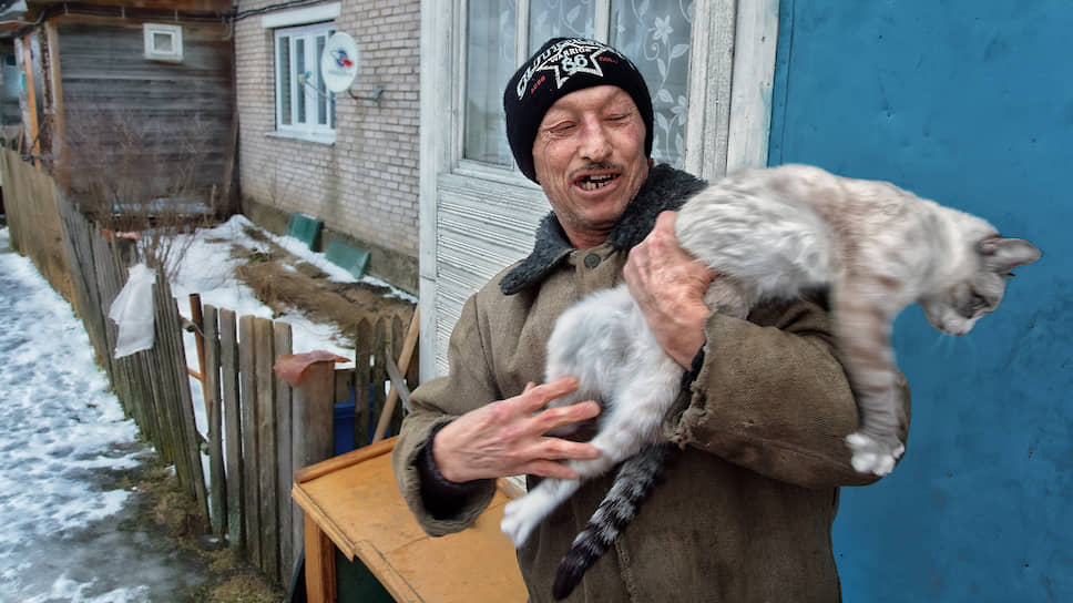 Анатолий живет на Сладком уже 35 лет. Он в 45 вышел на пенсию, а его жена еще работает в зоне 
